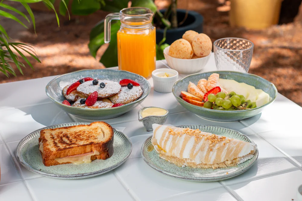 Brunch Rosângela posto na mesa: misto quente, tapioca, pão de queijo e panqueca