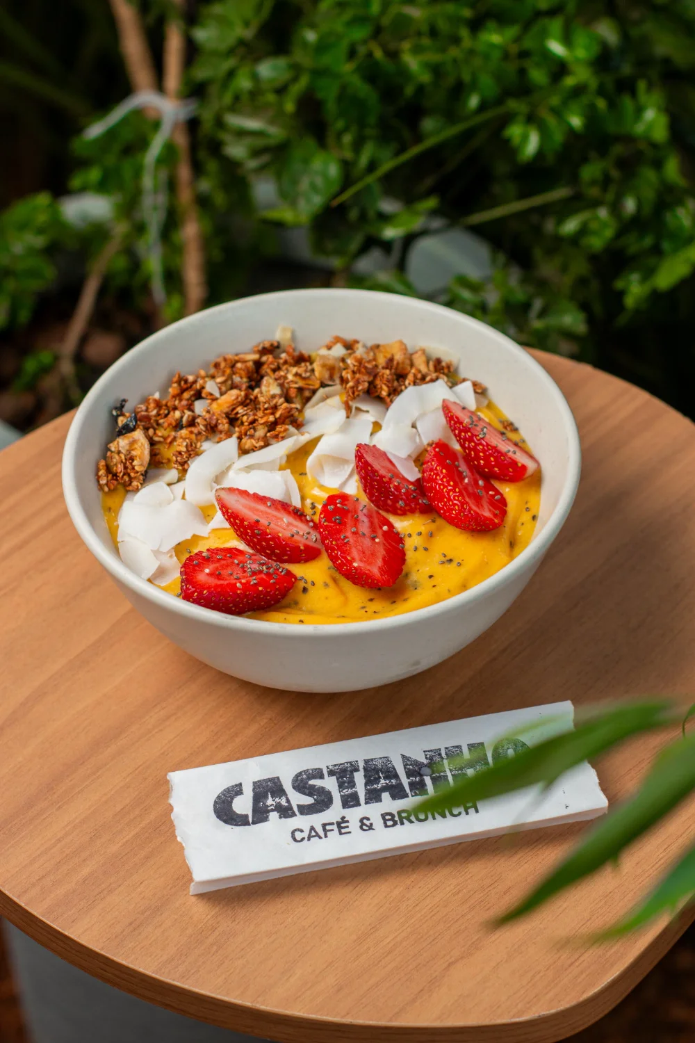 Bowl Tropial servido no Castanho