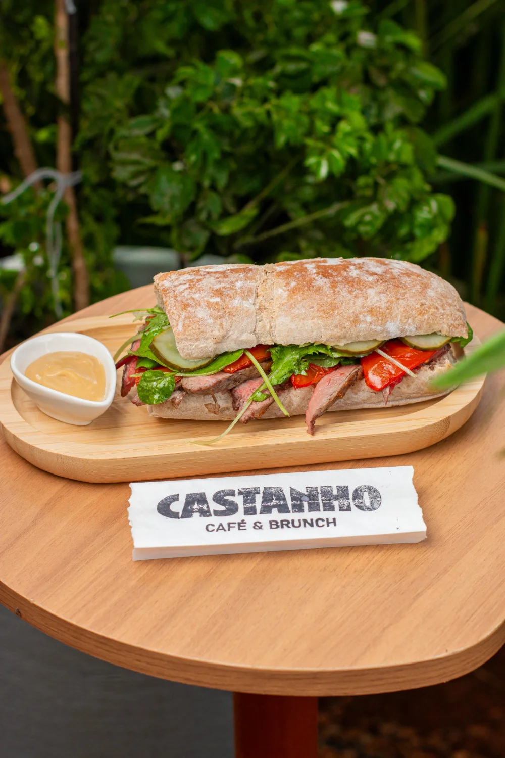 Sanduíche de rosbife em pão ciabatta