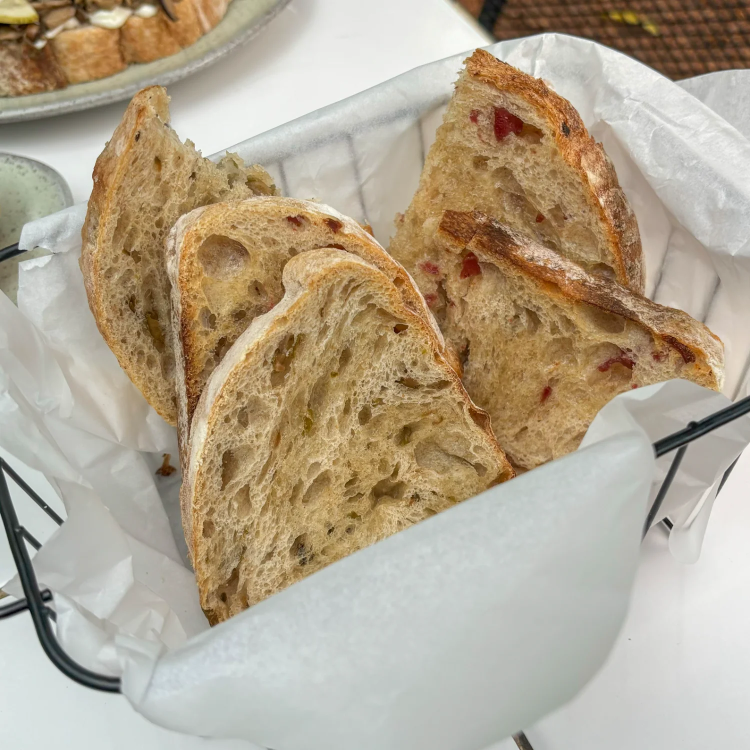 Cesta com a seleção de pães de fermentação natural da casa